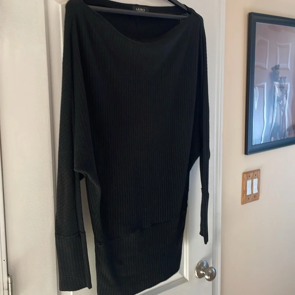 Long tunic/ sweater from Akira. Size large. No wear or tear. - Picture 3 of 6